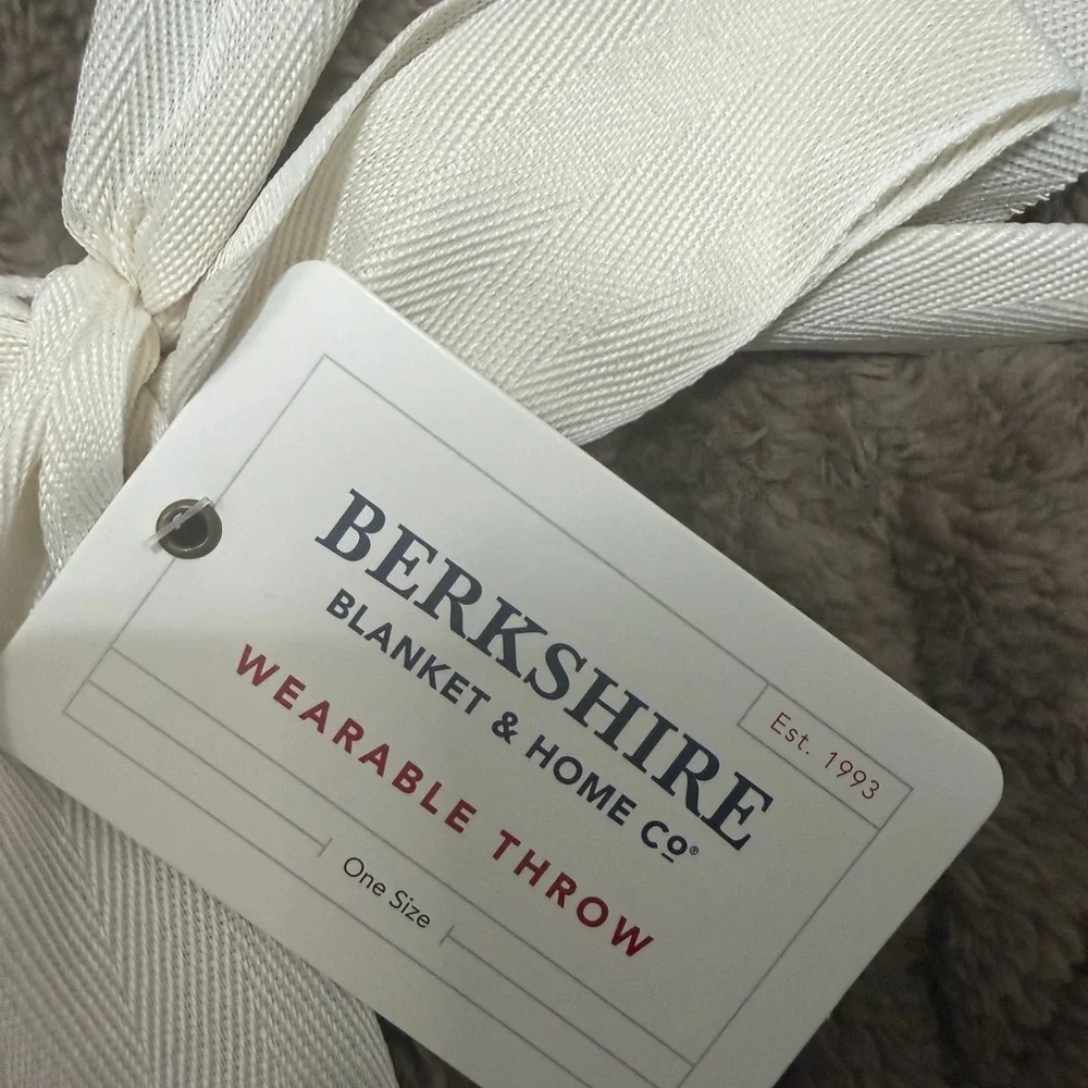 NWT Berkshire Cozy Brown Wearable Throw